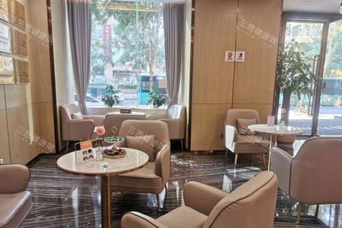 深圳九州植發(fā)醫(yī)院大廳環(huán)境示意圖 深圳九州植發(fā)醫(yī)院大廳環(huán)境示意圖