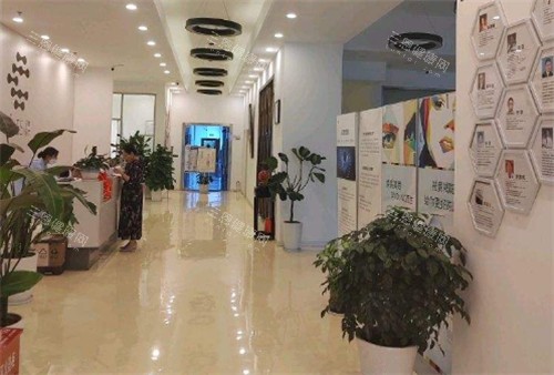 昆明青絲植發(fā)內(nèi)部陳設(shè) 昆明青絲植發(fā)內(nèi)部陳設(shè)