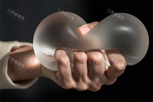 隆胸假體擠壓圖示